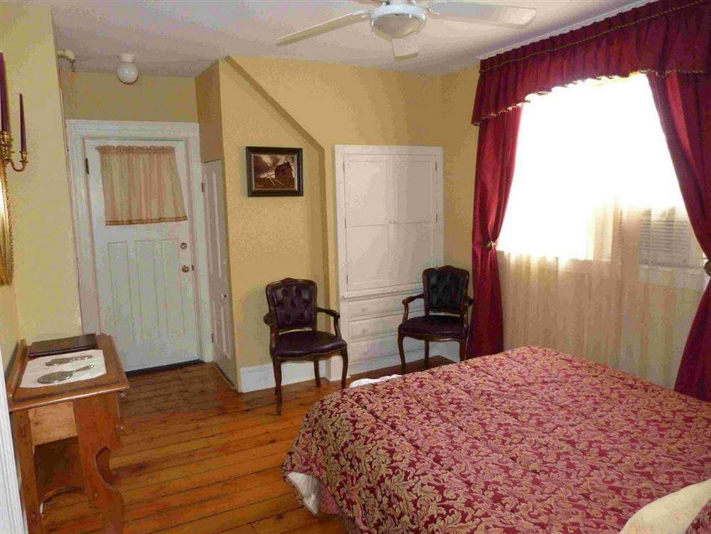 Shipwright Inn Шарлъттаун Екстериор снимка