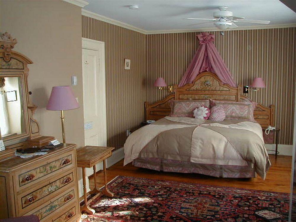 Shipwright Inn Шарлъттаун Екстериор снимка