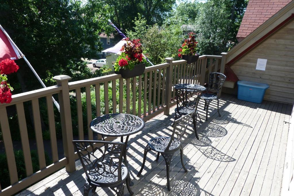 Shipwright Inn Шарлъттаун Екстериор снимка