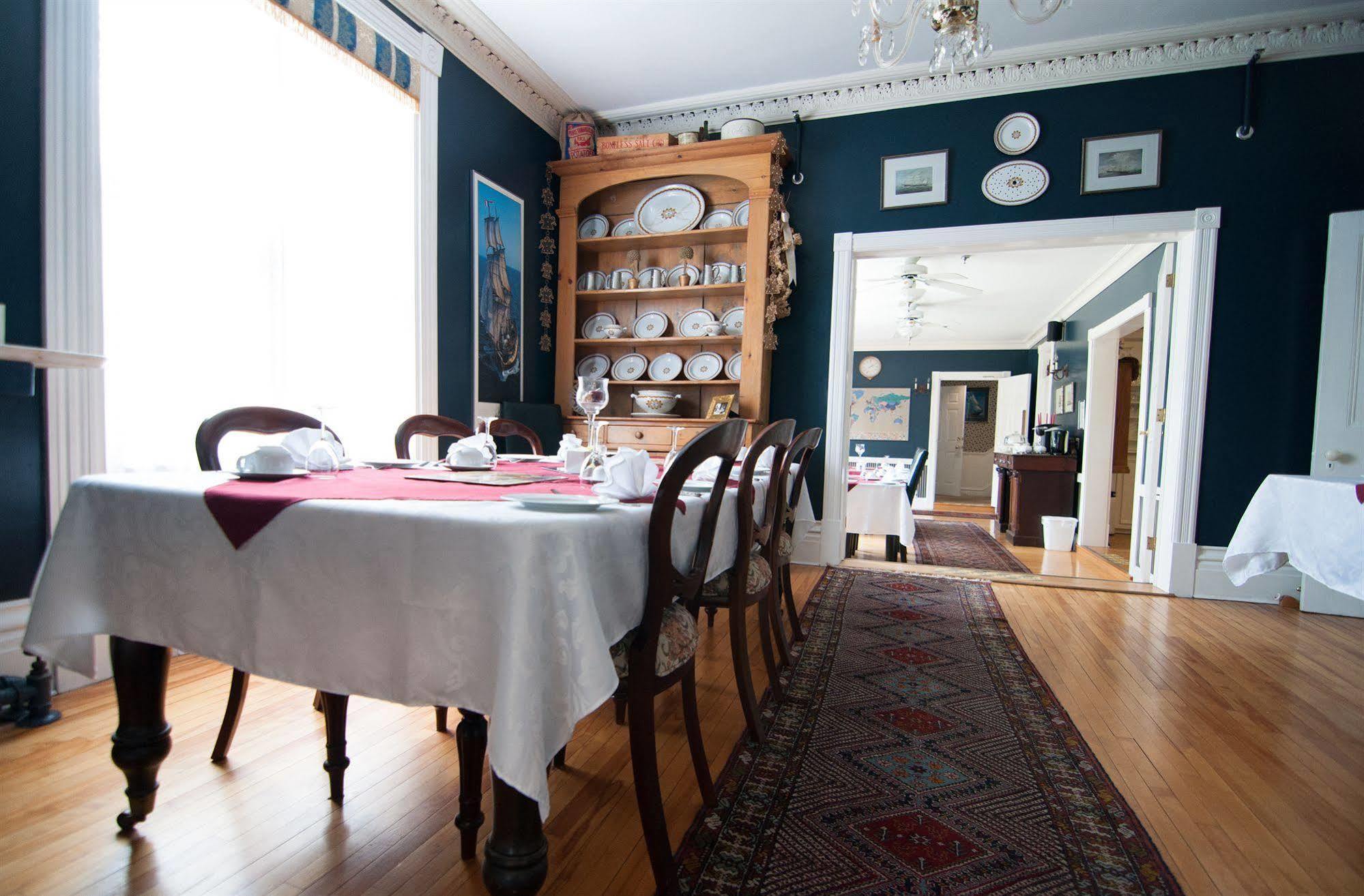 Shipwright Inn Шарлъттаун Екстериор снимка